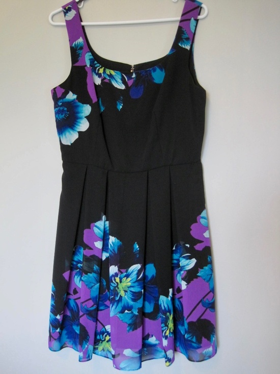 le chateau Dresses & Skirts - Le Chateau Dress Size M